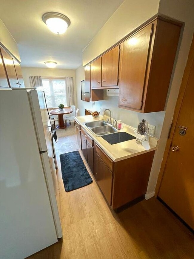 Photo - Available Now! - 1 Bed 1 Bath Apartment Unit 18