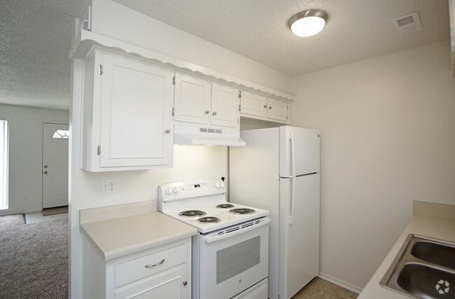 2BR, 1BA - 920 SF