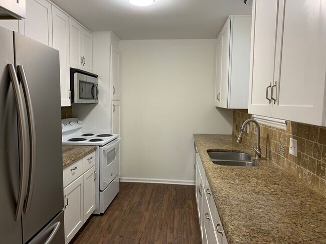 Photo - 3 bedroom & office -2 baths -2 car carport - washer/dryer hook ups - Den and formal living room- ...