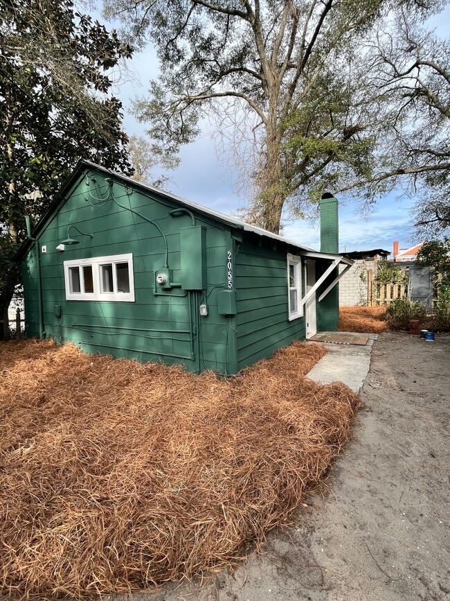 Photo - 2053 Monroe St