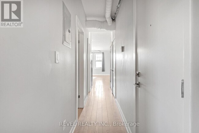 Photo - 657 Barton St E