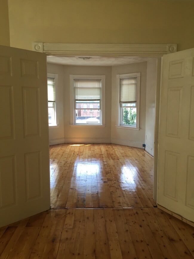 Building Photo - 262 Maverick St Unit 3