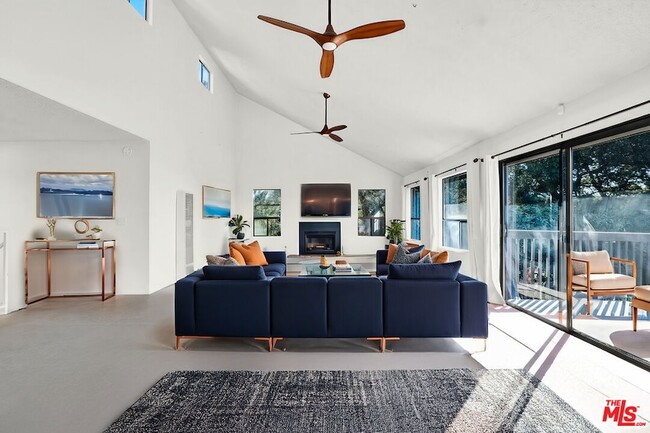 Photo - 20948 Waveview Dr House