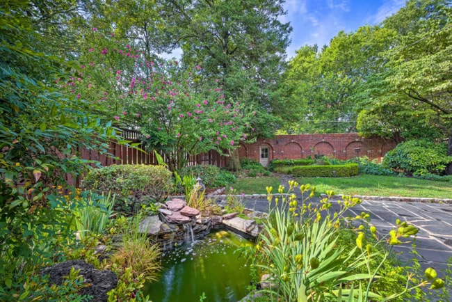 Building Photo - 3301 W Franklin St Unit Garden Studio