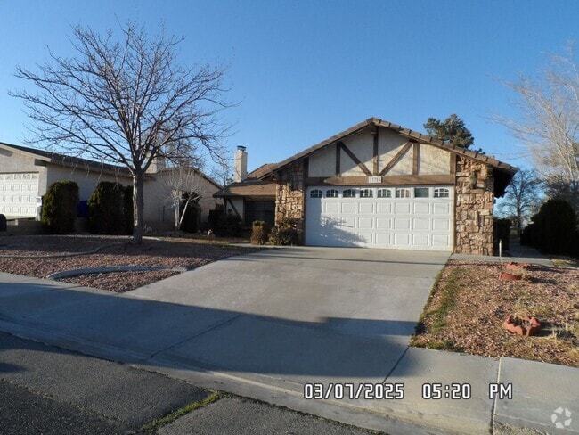 Building Photo - 3 bedrooms, 1.75 bathrooms, on Victorville... Rental