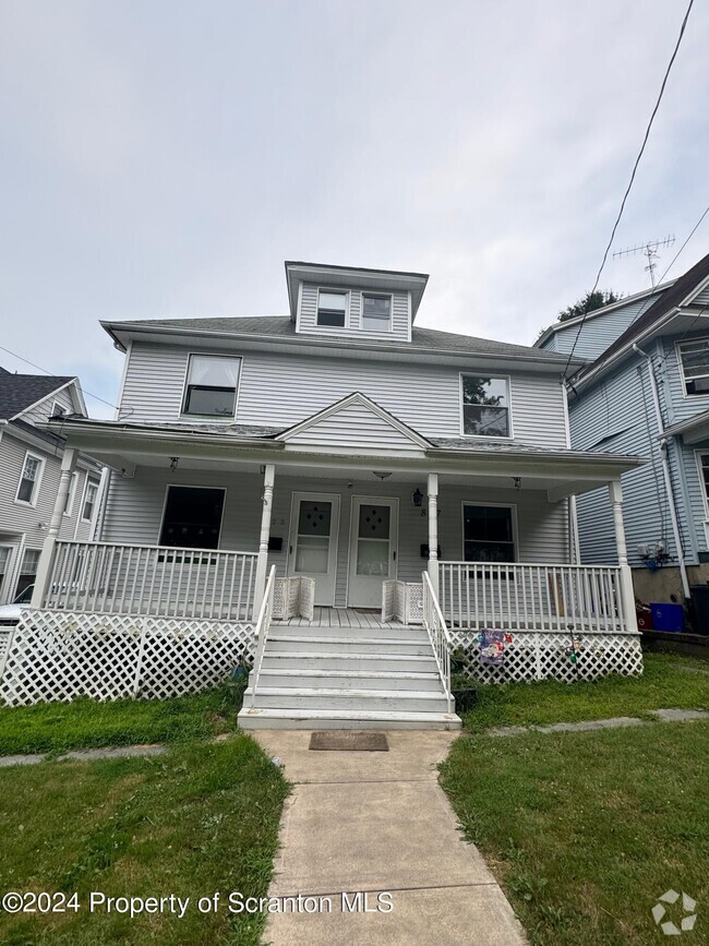 Building Photo - 827 Woodlawn St Rental