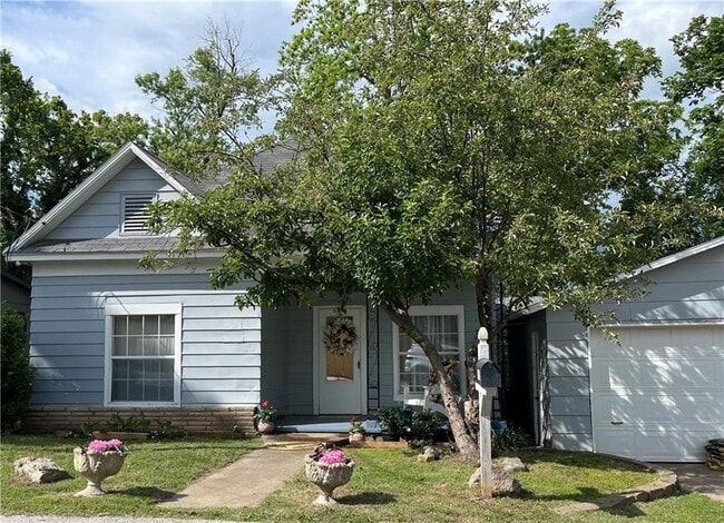 Building Photo - 615 E Electric St Rental