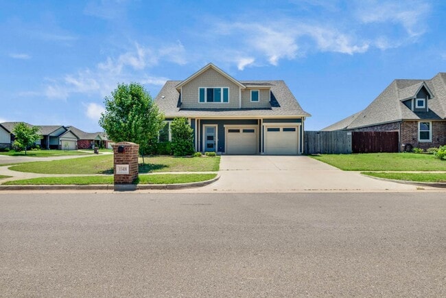 Building Photo - Gorgeous 3 Bed 2.5 Bath 2 Story Home in Yukon!