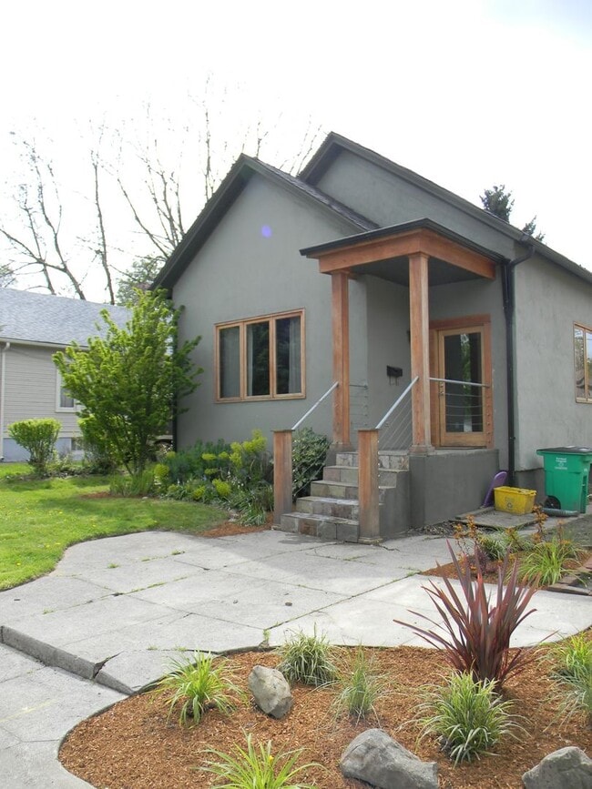 Building Photo - 5-Bedroom Home in SE Portland!