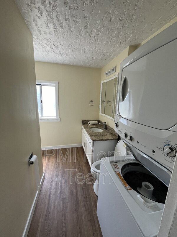 Photo - 1105 Harrop St