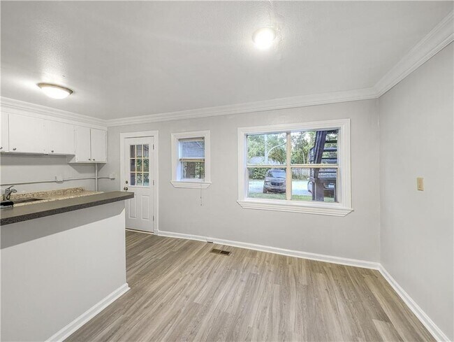 Photo - 208 E Graham St