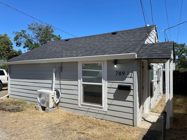 Building Photo - Great 1 Bedroom 1 Bath Cottage-ALL UTITLITES INCLUDED, except Power