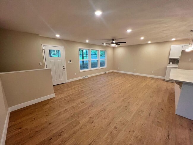 Photo - Great 4 Bed 3 Bath House In Parkade!