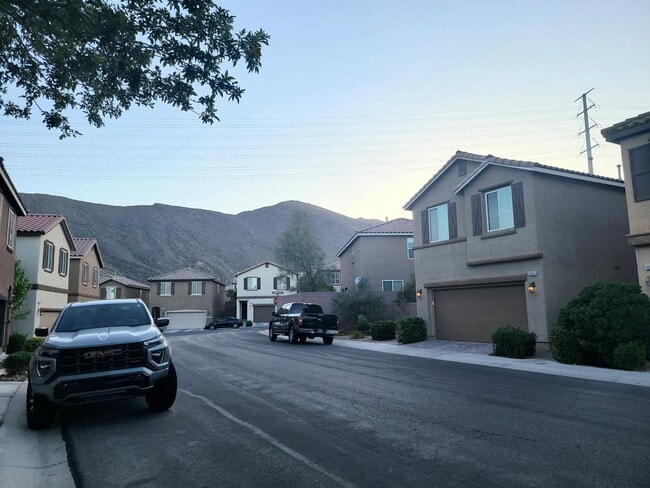 Facing West - 3940 Zodiacal Light St