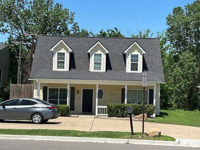 Building Photo - College Station - 4 bedroom / 2 bath / 2 s... Rental