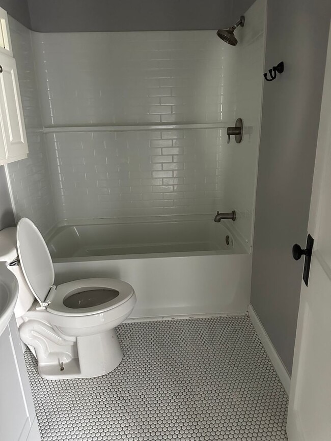 Photo - Nice 2 Bedroom 1 Bath Apartment above a salon. 1 Level