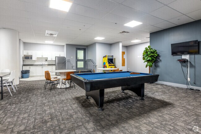 Salle de réception et salon social - 220 Ira Needles Blvd