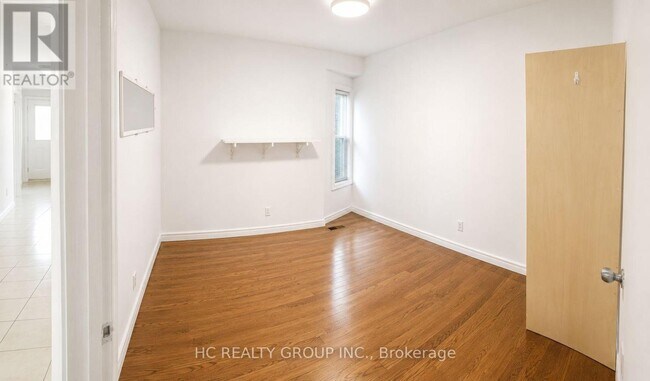 Photo - 562 Bathurst St