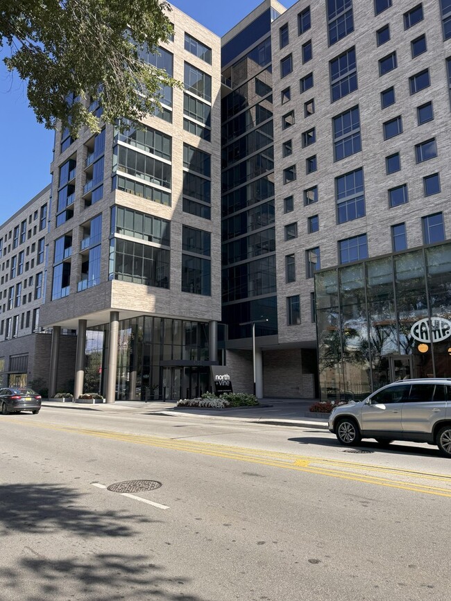 Building Photo - 633 W North Ave Unit 1102 Rental
