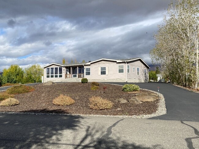 Building Photo - Serene in Dallesport, WA