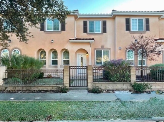 Building Photo - Beautiful remodeled 3 bedroom townhome in ...