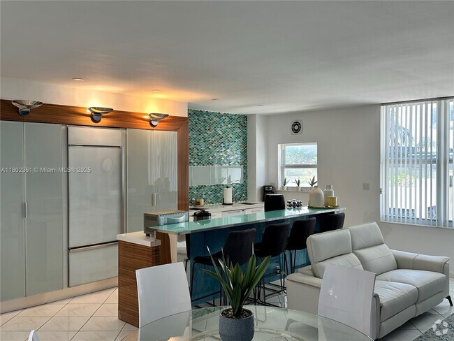 Building Photo - 4747 Collins Ave Unit 407 Rental
