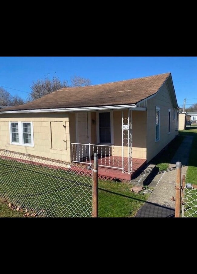 Building Photo - 302 Center Ave