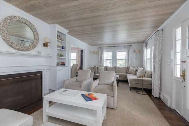 7 N Beach St