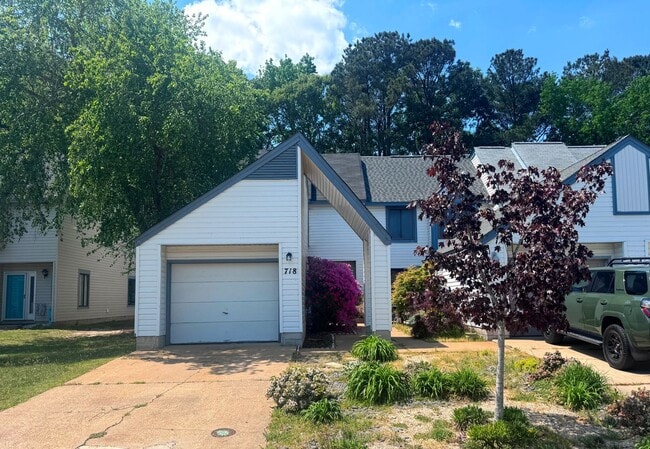 Building Photo - OCEAN LAKES TOWNHOME WITH GARAGE - AVAILABLE MAY 1ST