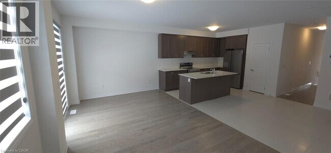 Photo - 925 Douro St