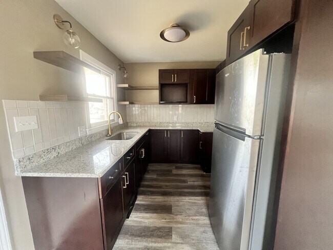 Photo - 709 Oxford St