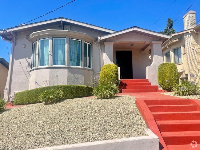 Building Photo - Lovely Home Available for Rent