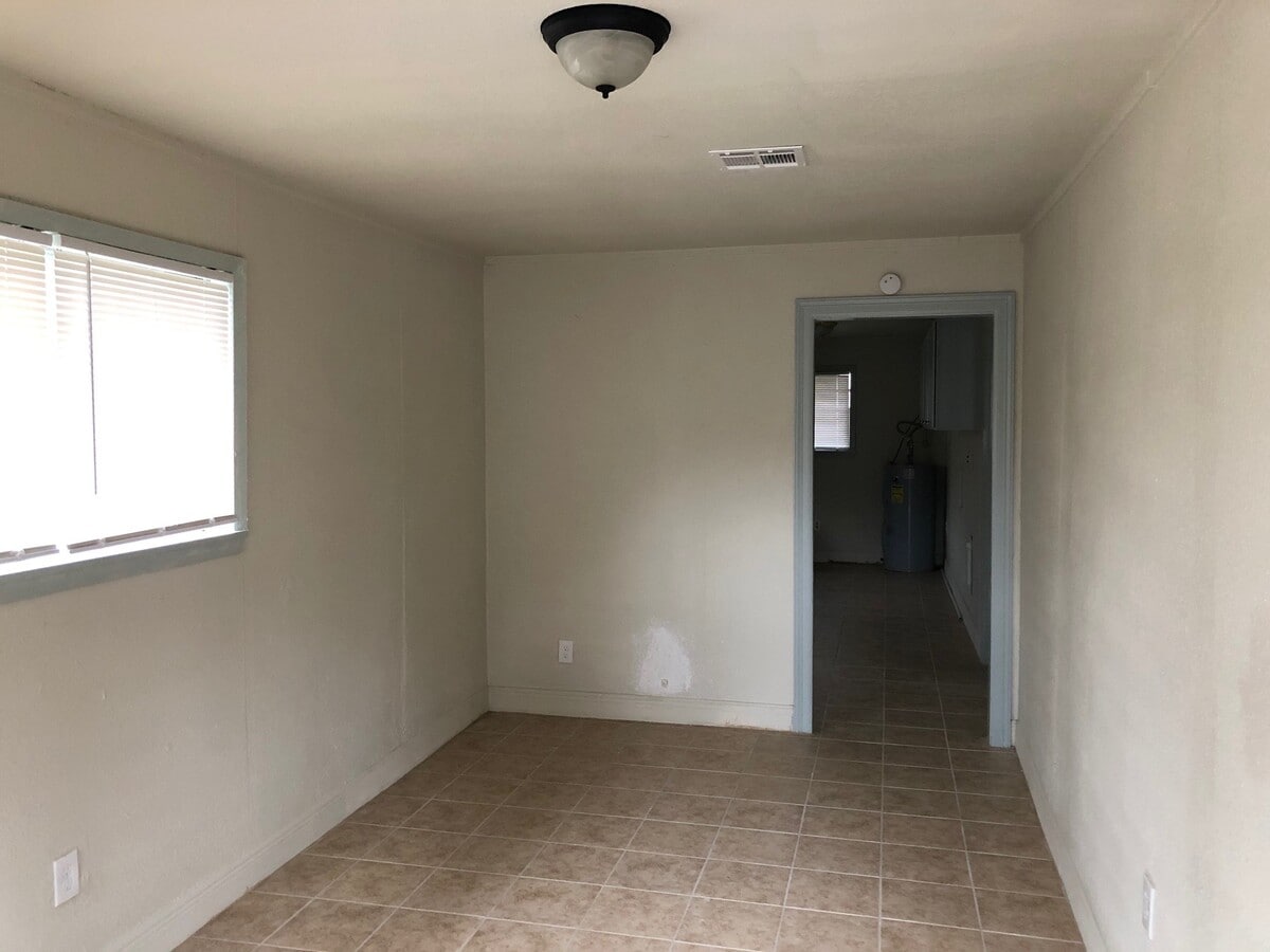 Photo - 3345 Linn St