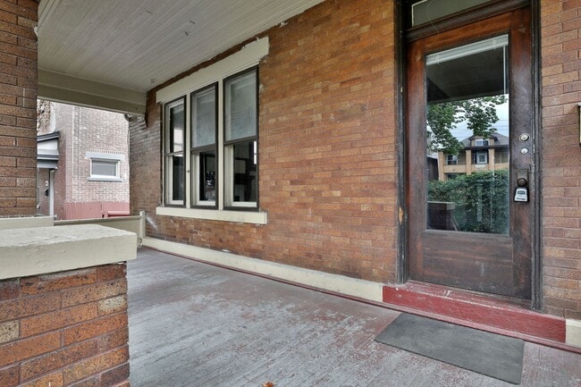 Photo - Great CENTRAL Location 5 Bedroom House - Virtual Showings Available