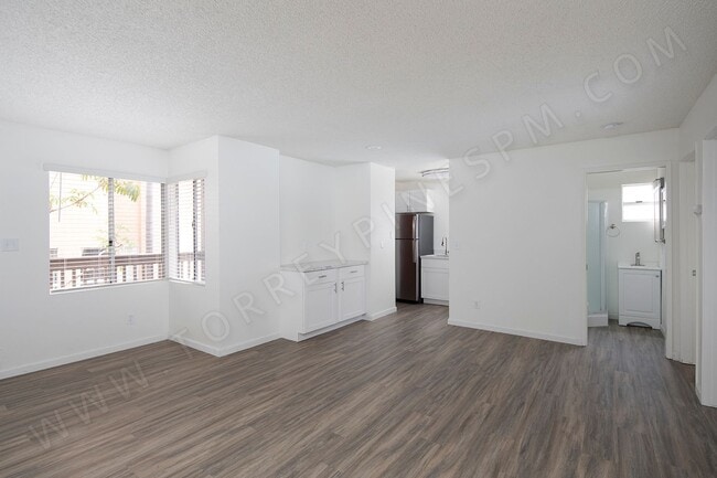 Building Photo - *OPEN HOUSE: 8/30 2:30-3:30PM* Gorgeous 2B... Unit 05