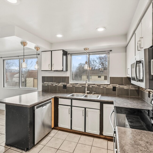 Photo - 5 Bedroom Taylorsville Home