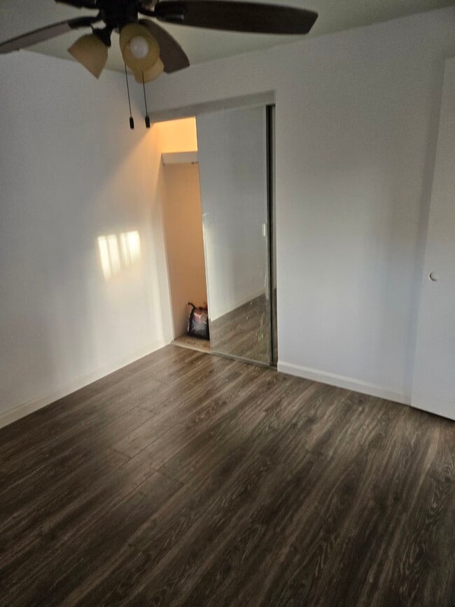 One bedroom with large mirror closet