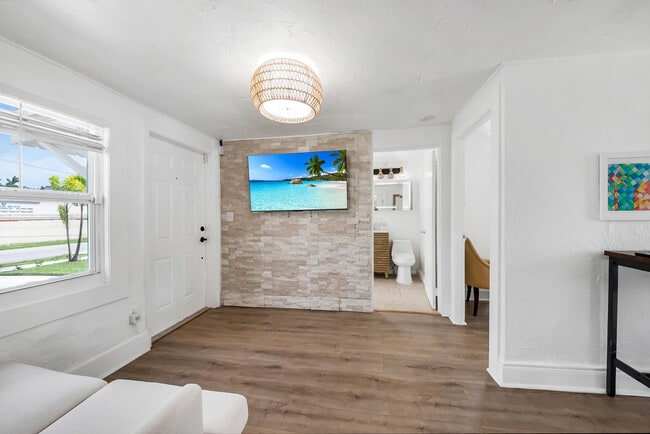 Photo - 308 SW 1st St