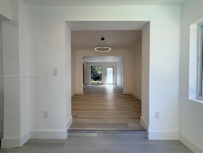 Photo - 561 NW 41st St