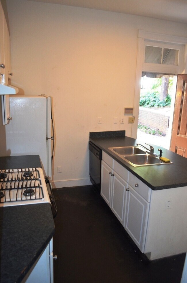 Photo - MAIN218B Unit B