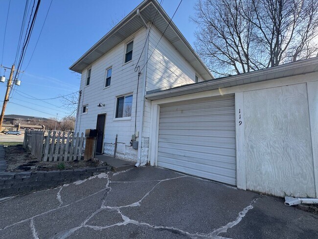 Photo - 3 bedroom 1 bath home with a sunroom in Davenport