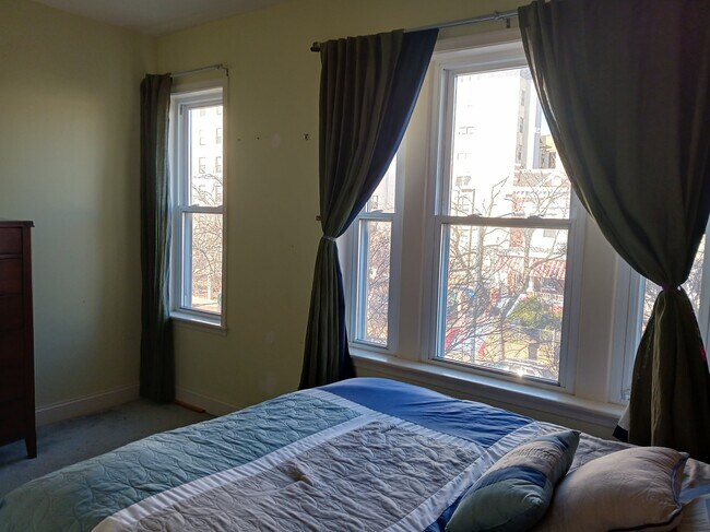 1340 Fairmont St NW Unit Spacious 2 Bedroom Close to Everything!