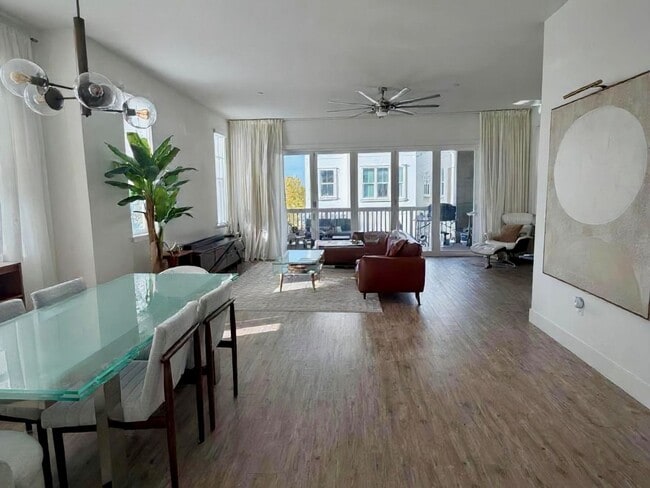 Building Photo - Luxury 4BR Home with Dual Side Yards, Putt...