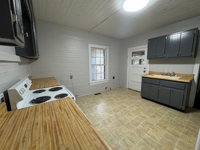 Photo - 2 Bedrooms- 1 Bathroom- Apartment in Lindale!