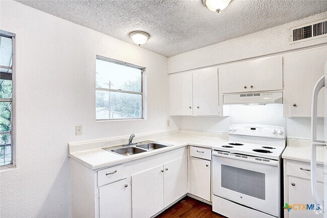 Building Photo - 728 Old Martindale Rd Rental