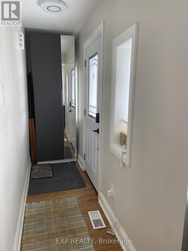 Photo - 838 St. Laurent Blvd