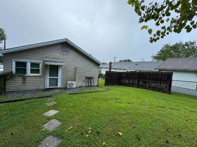 Photo - 1 bed, 1 full bath duplex in Pickens Unit B