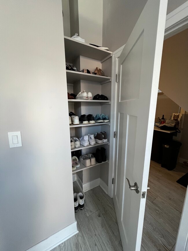 Extra storage in bedroom - 2336 N Southport Ave Unidad #1Front