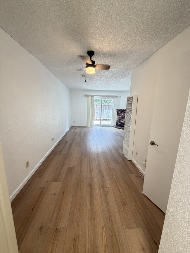 Photo - 10401 Shaw St