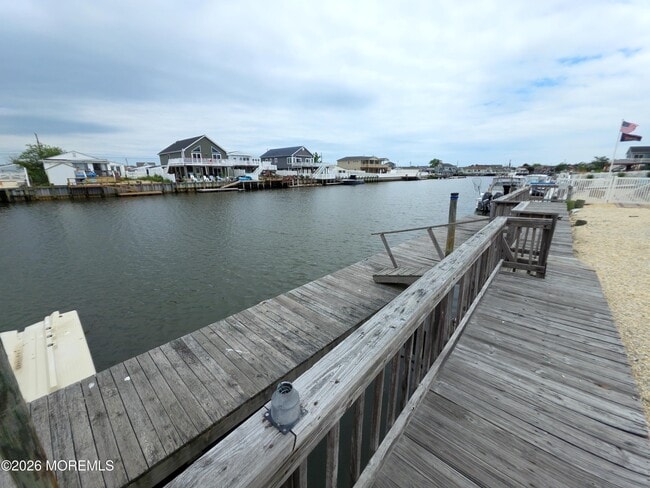 129 E Raritan Dr